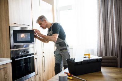 Expert Installing a Microwave